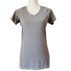 Roadrunner Gray V-Neck Women's Short Sleeve Athletic Top Size Small